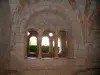 Abbaye du Thoronet - Abbaye cistercienne de style roman provençal : salle capitulaire avec vue sur le cloître