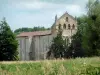 Abtei von Blasimon - Ehemalige Benediktinerabtei Saint-Nicolas: Kirche Saint-Nicolas mit grüner Umgebung
