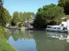 Le Mas-d'Agenais - Canal de Garona (Canal de Garona), amarrado barco, de bloqueo y de los árboles