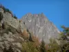 Aiguilles Rouges - Los árboles con los colores del otoño, las rocas y los acantilados de Aiguilles Rouges masiva (Aiguilles Rouges Reserva Natural)