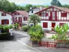 Ainhoa - País Vasco: las fachadas de entramado de madera de las casas y los obturadores rojos y verdes