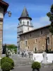 Ainhoa - Iglesia de Nuestra Señora de la Asunción, con su torre cuadrada con cuatro pisos, y Ainhoa cementerio