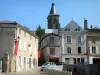 Airvault - Gatehouse of the castle overlooking the houses of the medieval town