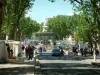 Aix-en-Provence - Rue (cours Mirabeau) avec ses platanes et une fontaine