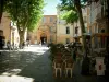 Aix-en-Provence - Rue avec beaux bâtiments, platanes et terrasse de restaurant