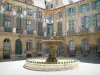 Aix-en-Provence - Place d'Albertas avec sa fontaine et ses demeures