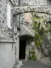 Alba-la-Romaine - Porte de la chapelle Saint-André et façades de pierres de la cité médiévale