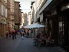 Albi - Calle comercial con cafetería, tiendas y casas