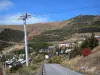 Alpe d'Huez - Дорога, подъемник, шале и здания зимнего и летнего горнолыжного курорта (горнолыжного курорта) осенью, горы усеяны деревьями и лугами