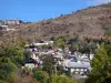 Alpe d'Huez - Дома, шале и постройки зимнего и летнего спортивного курорта (горнолыжный курорт), деревья в цветах осени