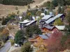 L'Alpe d'Huez - De carretera, árboles y casas de la localidad para los deportes de invierno y verano (estación de esquí) en otoño