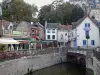 Amiens - Saint-Leu: casas, cafés al aire libre a lo largo del agua, el pequeño puente sobre el canal y la Catedral en el fondo