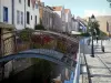 Amiens - Saint-Leu: pequeños puentes peatonales sobre las casas de los canales a lo largo del agua, las farolas