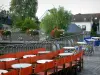 Amiens - Saint-Leu: cafés al aire libre, barandilla decorada con flores, árboles y casas