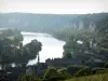 Les Andelys - Vue sur le fleuve Seine (vallée de la Seine), le clocher de l'église Saint-Sauveur et les toits de maisons du Petit-Andely