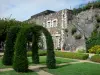 Angers - Garden of the castle (lawns, cut shrubs)