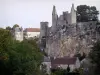 Angles-sur-l'Anglin - Ruinas del castillo (fortaleza medieval) en un afloramiento rocoso casas del pueblo, y los árboles