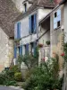 Angles-sur-l'Anglin - Houses of the village decorated with flowers and rosebushes (roses)