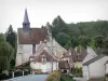 Angles-sur-l'Anglin - Sainte-Croix chapel, trees, lamppost and houses of the village