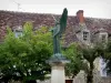 Angles-sur-l'Anglin - Statue of the war memorial, trees and houses of the village