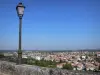 Angoulême - Muralhas da cidade alta, vista das casas e edifícios da cidade baixa (vale de Charente), poste em primeiro plano