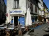 Angoulême - Terrazas de los restaurantes y casas de la ciudad alta