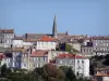 Angoulême - Torre sineira da antiga capela Cordeliers, casas e edifícios da cidade