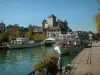 Annecy - Canal du Thiou com seu cais (porto) e seus barcos (estrelas), cais Napoleão III (banco), corrimão decorado com flores, castelo-museu e casas da cidade velha