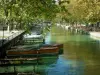 Annecy - Canal du Vassé e seus barcos ancorados, bancos e alinhamentos de árvores (plátanos) no outono