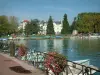 Annecy - Floração banco (banco) dos jardins da Europa, com vista para o Lago Annecy, barcos, barcos, pedalinhos, o Champ de Mars, árvores e edifícios da cidade