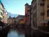 Annecy - Thiou Canal, ponte, banco, Palácio da ilha (antigas prisões) e casas com fachadas coloridas da cidade velha