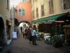 Annecy - Antiga rua de paralelepípedos da cidade velha com terraço restaurante, lojas e casas com fachadas coloridas