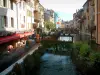 Annecy - Bloqueio, canal de Thiou, margem do rio e casas com fachadas coloridas
