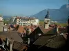 Annecy - Vista dos telhados das casas da cidade e da montanha