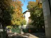Annecy - Berge, poste de luz, ponte e árvores nas cores do outono