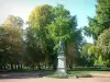 Annecy - Estátua, caminhos, gramados e árvores dos jardins da Europa