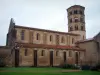 Anzy-ле-Дюк - Церковь Нотр-Дам-де-Л'Ассомпона в романском стиле с восьмиугольной колокольней; в брионях