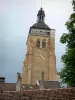 Arbois - Espadaña de la iglesia de Saint-Just y techos de las casas