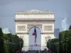 Arc de Triomphe - Vue sur l'Arc de Triomphe depuis l'avenue des Champs-Élysées