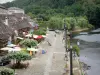 Argentat - Lestourgie muelle, las casas del casco antiguo y el río Dordoña