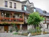 Argentat - Casas con balcones de madera y cama de flores