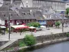 Argentat - Fachadas de casas con vistas al muelle y la Dordogne Lestourgie