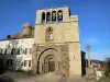 Arlempdes - Église romane Saint-Pierre dotée d'un clocher à peigne à quatre arcades, croix en pierre ornée de personnages, façade de maison du village et vestiges du château médiéval en arrière-plan