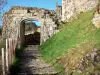 Arlempdes - Porte Renaissance et escaliers menant au château médiéval