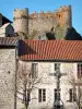 Arlempdes - Croix, façades de maisons du village et château médiéval surplombant l'ensemble