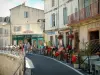 Arles - Las casas con terrazas y restaurantes