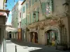 Arles - Calle bordeada de casas y tiendas