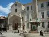 Arles - Plaza de la República con su fuente y puerta labrada de la iglesia de San Trófimo (románica provenzal)