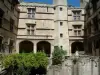 Arles - Patio central de la Arlaten Museon (Laval-Castellane hotel) con restos de Foro Romano