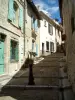 Arles - Calle en cuesta pavimentadas y las casas